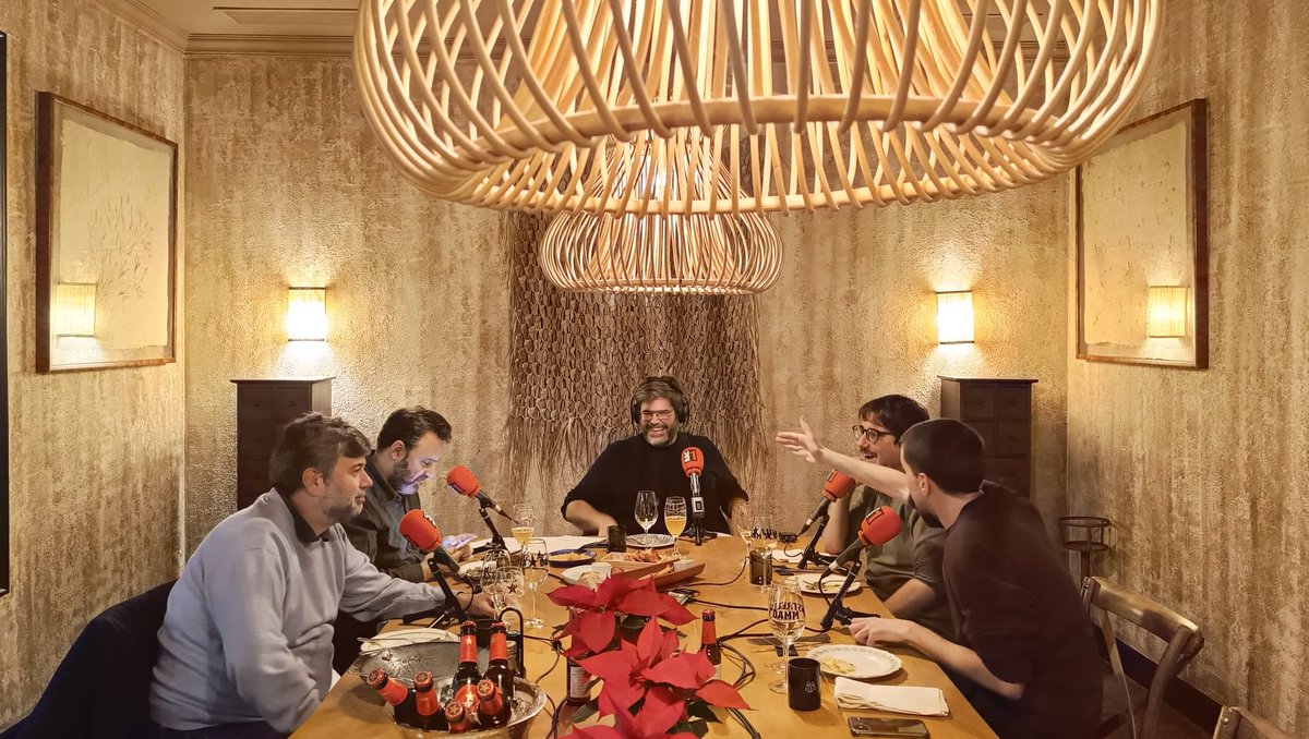 🍲 Sempre és un plaer reunir-se al voltant d'una taula per conversar de forma distesa. D'això en díem #PlatEstrella

🎧 Aquesta vegada ens acompanyen <a href="/cap0/">Tomàs Fuentes</a> i @ignasitf, responsables de <a href="/laruinashow/">La Ruina</a>. S'hi van apuntar <a href="/tgarciaramon/">Toni Garcia Ramon</a> i <a href="/malcolm_9/">Malcolm Otero Barral</a> 

🔴📻 rac1.cat/directe