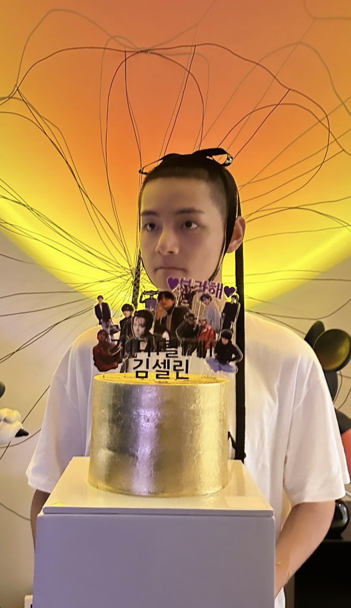 archiveforthv's tweet photo. "I'll go and come back!  

[on the cake] 
💜borahae💜
we! will! wait! for! you! 
KimCeline https://t.co/NTNopNWjLK
