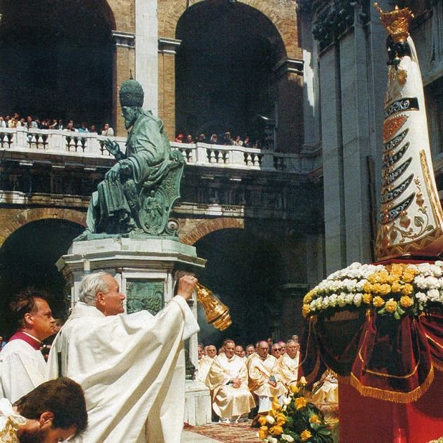 MT5_14's tweet image. "Loreto🇮🇹 jest sanktuarium wcielenia, które głosi miłość Boga, godność każdej osoby, świętość rodziny, wartość pracy i milczenia, potrzebę modlitwy, przykazanie miłości do wszystkich braci.

Słuchajmy tego orędzia pokładając ufność w Maryi, naszej Matce!" #JanPawełII 

#SantaCasa