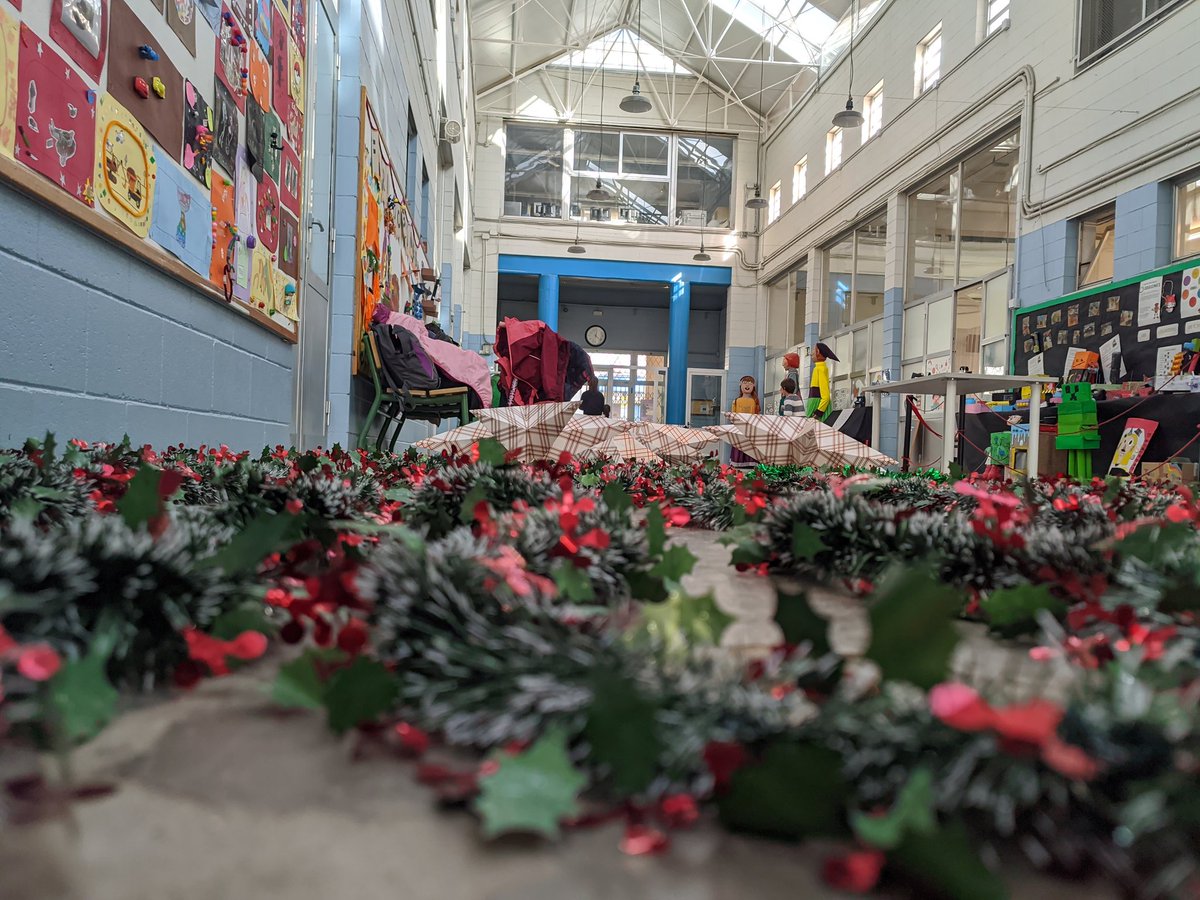 Alguna cosa està passant al passadís de l'<a href="/EscFarigolaClot/">Escola La Farigola del Clot</a>  🕵🏻