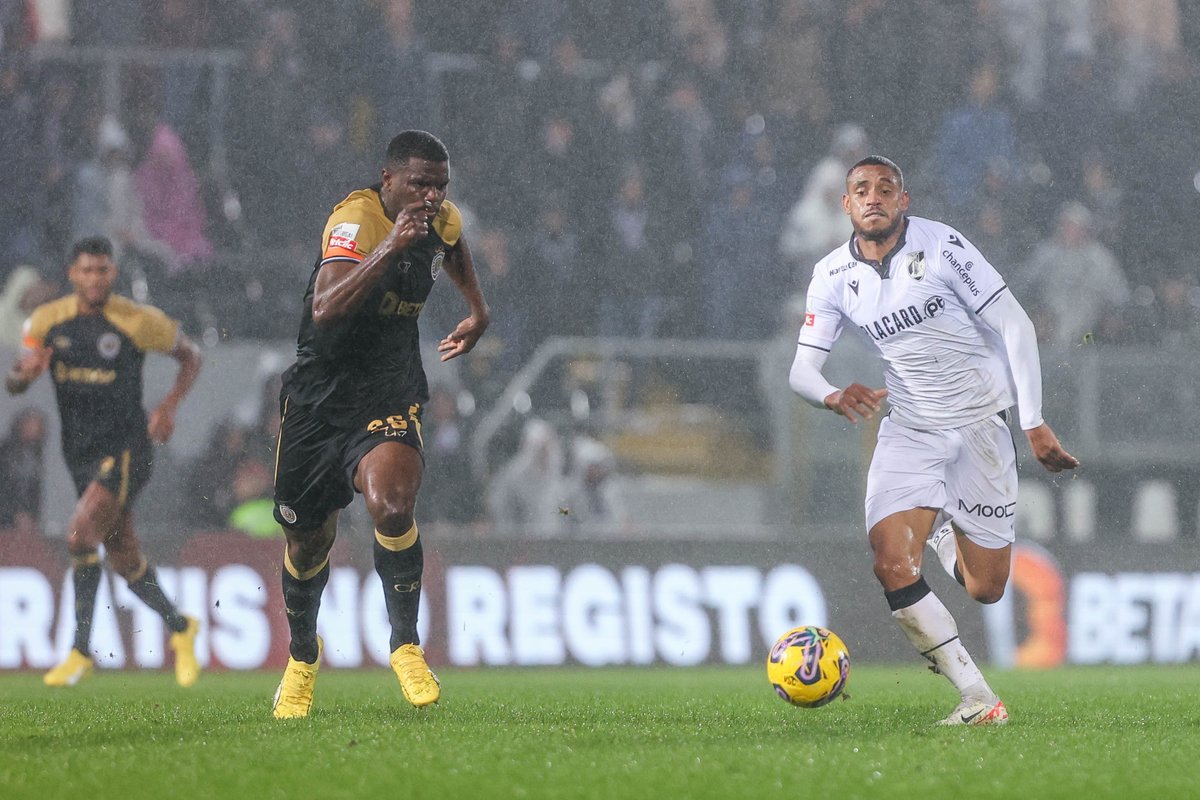 VitoriaSC1922's tweet photo. Se um SILVA incomoda o adversário… o que farão três? 🤔

#PaixãoePropósito #LigaPortugal #VSCSCP https://t.co/ZwgxMqIBXx