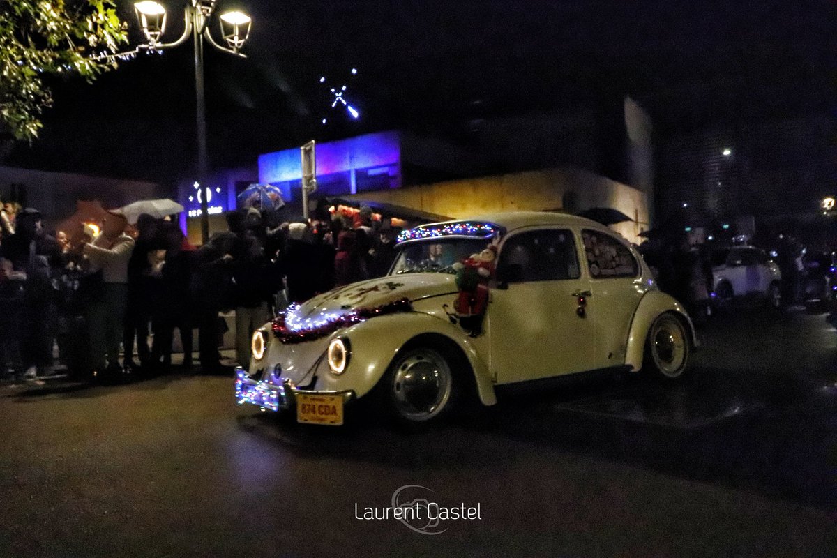 Manque le fameux numéro 53 pour ce qui savent 😉🙂 #Coccinelle #Coccinelle 🚗 Défilé de voitures anciennes décorées #vintagecar #voituredelegende #voiturecollection #coccinelle #wolkswagen #fetesdenoel #illumination #streetphotography #noel #fetes #guirlandes #decorations