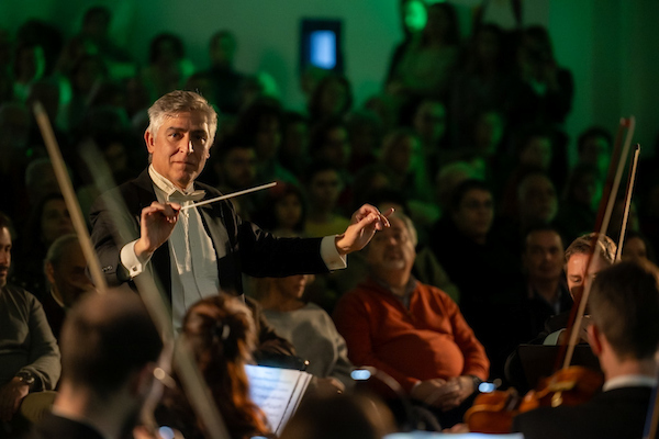 CamaraLisboa's tweet photo. A Igreja dos Santos Reis Magos foi pequena para todos os que não quiseram perder o concerto de Natal da Orquestra Filarmónica Portuguesa.🎻 
O espetáculo foi integrado nas Festas de Natal 2023.
#Lisboa @CulturaemLisboa #JFAlvalade https://t.co/1nBqaDLNuC