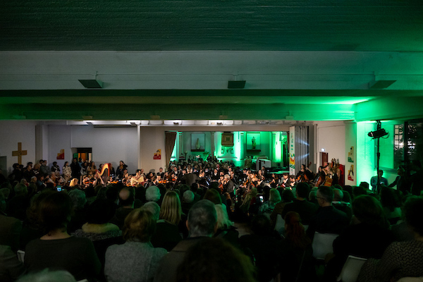 CamaraLisboa's tweet photo. A Igreja dos Santos Reis Magos foi pequena para todos os que não quiseram perder o concerto de Natal da Orquestra Filarmónica Portuguesa.🎻
O espetáculo foi integrado nas Festas de Natal 2023.
#Lisboa @CulturaemLisboa #JFAlvalade https://t.co/1nBqaDLNuC