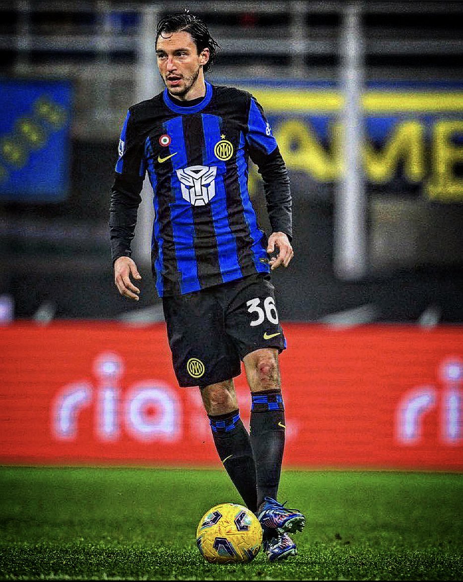 Ha iniziato da centrale.
Poi è diventato terzino in una difesa a 4.
Poi esterno nel 3-5-2.
Poi braccetto.
A destra, ma anche a sinistra (come ieri).
Sa difendere ma pure attaccare.
E non rompe mai le balle.

Insomma, sa far tutto.

Matteo #Darmian è il Bimby del calcio italiano.