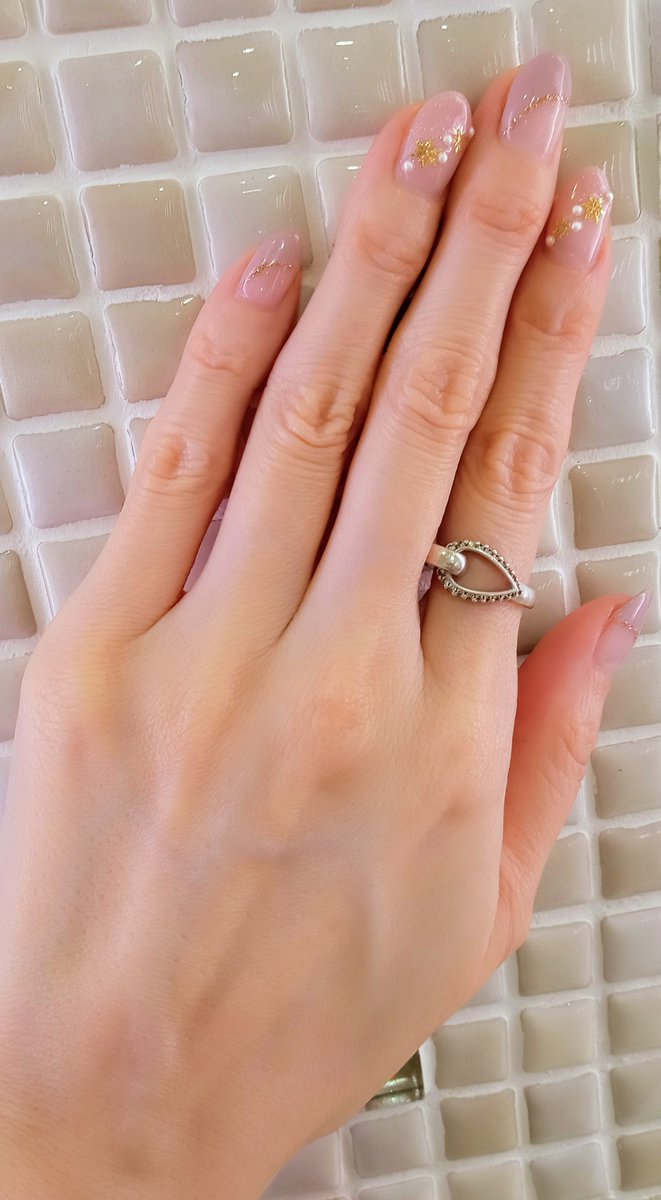 1027_KinKi_lien's tweet image. 今日は #ネイル へ💅🏻
今回カラーはあまり激しくは出来ないので💧
デザインで冬⛄️❄️っぽく｡
🎤止まない #SNOWSNOWSNOW  ～♬.*ﾟってことで(*´罒`*)❤️💙
#今月のネイル   #KinKiKids