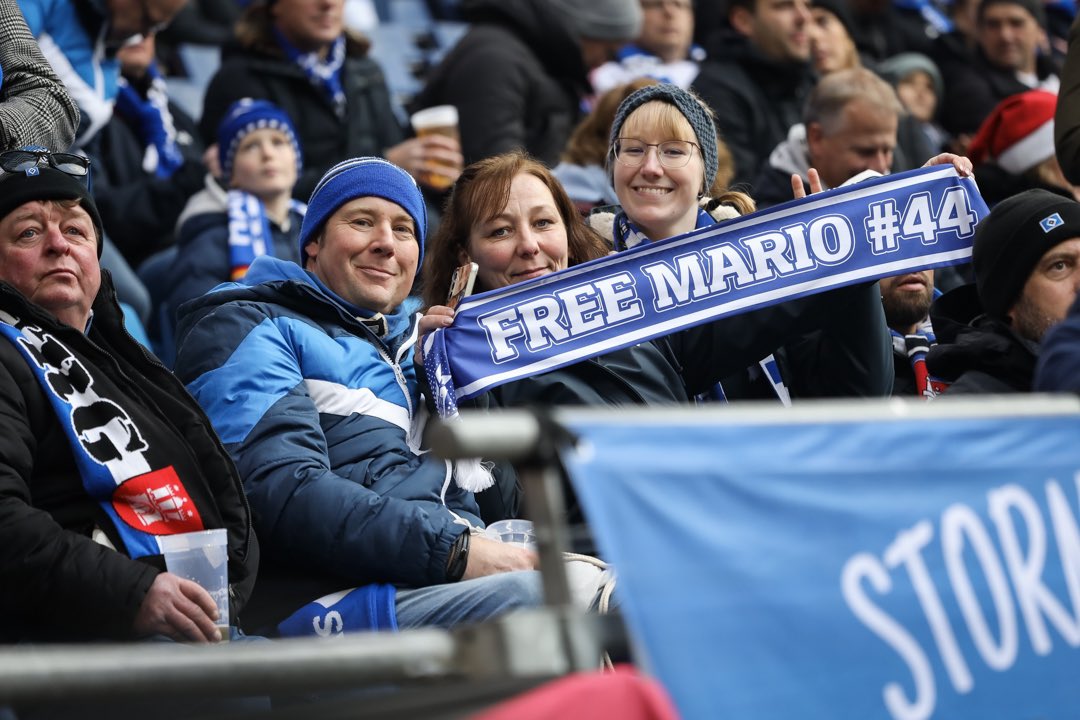 FotoMatze's tweet photo. Schön dass ihr alle da wart! 🔵⚪️⚫️
#hsvscp #nurderhsv #bestefans https://t.co/XKKOT959MV