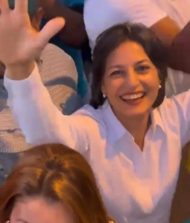 ConLeonel1's tweet photo. Ella dice que como ella disfrutó y se la gozó en el recibimiento a Leonel Fernández en el recorrido por el Cibao ella es también sonrisa Estrella #ConLeonel y la #FuerzaDelPueblo #LeonelFernandez #VolvamosPáLante @LeonelFernandez
#LeonelEnElCibao #CaravanaFP #CandidatosFP https://t.co/EIAlmS4vGk