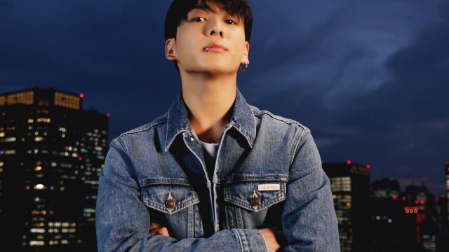 BBC 

Album solo pertama bintang BTS JungKook mendapat pujian dari para kritikus, ada yang menyebutnya "new pop king" dan ada pula yang menyebutnya "pop bliss"

Jennifer McClellan dari USA Today memuji Golden, dengan mengatakan dia "telah mencapai tiketnya menjadi bintang pop". +