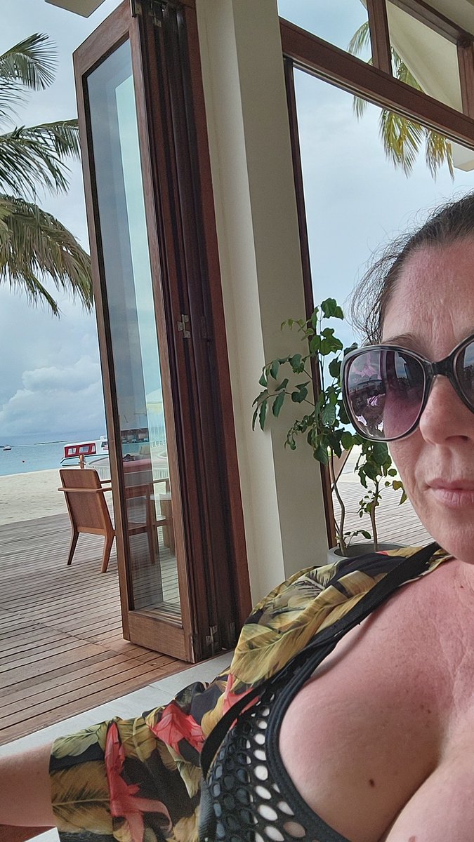 leave2day's tweet photo. You know you are in an expensive place when all the couples around you are clearly 2nd wives/do-over families. No judgement--but all these men are at LEAST 20 years older than their wives. 🤔 #Travel #leavetoday #maldives #thestandard https://t.co/ov25hHpIms