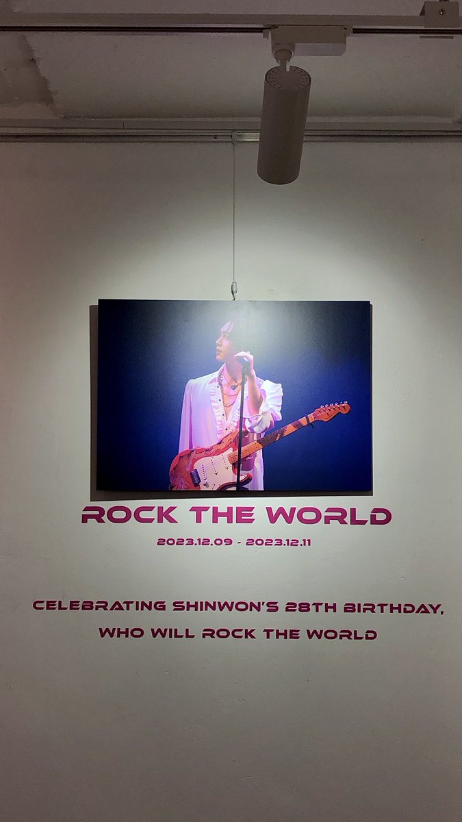 성수에 락스타가 등장했다네요 ...
🤘🏻 락스타 생일 축축 🤘🏻

#온_세상에_울려퍼질_신스피릿
#SHINWON_ROCK_MY_WORLD