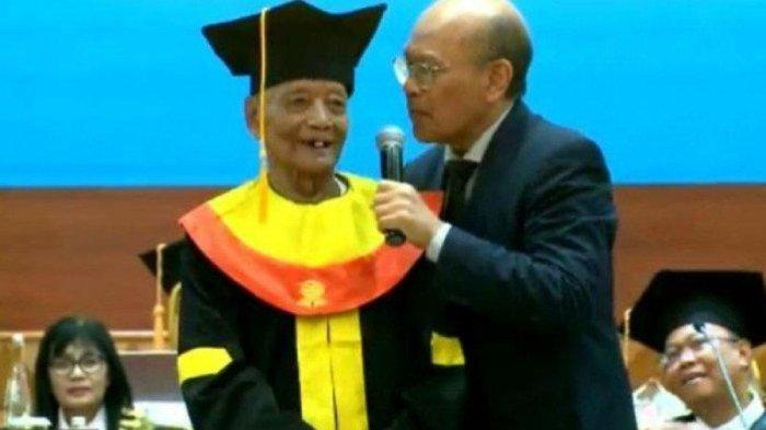 TMIHARINI's tweet photo. Wagimoen, atau dikenal juga sebagai Mbah Moen menjadi wisudawan tertua di Universitas Terbuka (UT), umur mbah Moen 84 tahun!

Mbah Moen kuliah di Universitas Terbuka (UT) Bogor angkatan tahun 2010 dan lulus tahun 2023, lulus sebagai Sarjana Administrasi Negara. https://t.co/ByYbvEkfQS