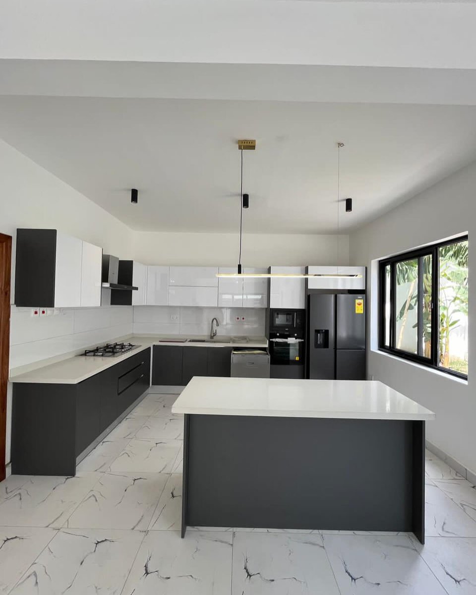 🙏 PLEASE KINDLY RETWEET 🙏
3&amp;4bedrooms townhouses for sale at haatso
En-Suite Bedrooms
  Guests washroom
Airconditioned
   Inbuilt wardrobe
Fully fitted kitchen
   Serene and secured environment
Tarred Road
    Detailed finishing
$200k &amp; $250K
Contact 0204346785 for viewing