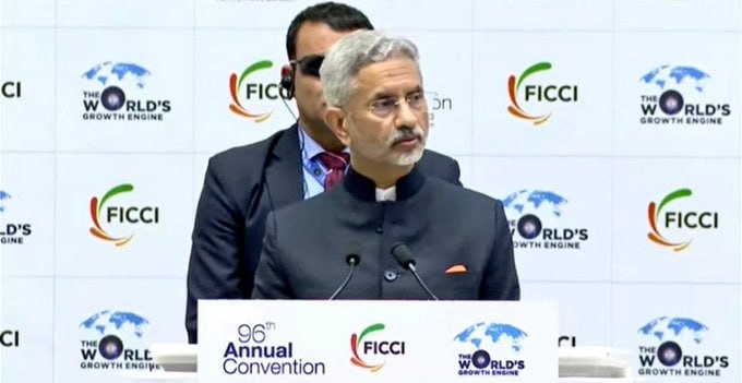 🇮🇳  #Bharat is a belief & an attitude, it has economic, political, cultural, social expression..Don't let others define you, try & define yourself..it has to come from itself...term Bharat captures centuries of who we are.

@DrSJaishankar on 'Bharat'

#MeraBharatMahan 🇮🇳