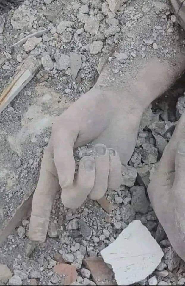 يا أهل غزَّة:
نحن لا نبكي عليكم،
من ماتَ منكم ماتَ شهيداً،
ومن عاشَ منكم عاش عزيزاً،
نحن نبكي علينا!