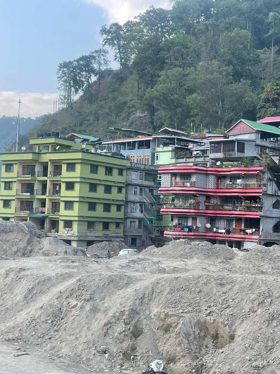 ndmaindia's tweet photo. The team visited, reviewed #Mangan, #Namchi, #Pakyong & #Gangtok districts and further called upon the Hon'ble Chief Minister Sikkim @PSTamangGolay.
#KnowYourNDMA
#SikkimPDNA https://t.co/jZxASK4OjY