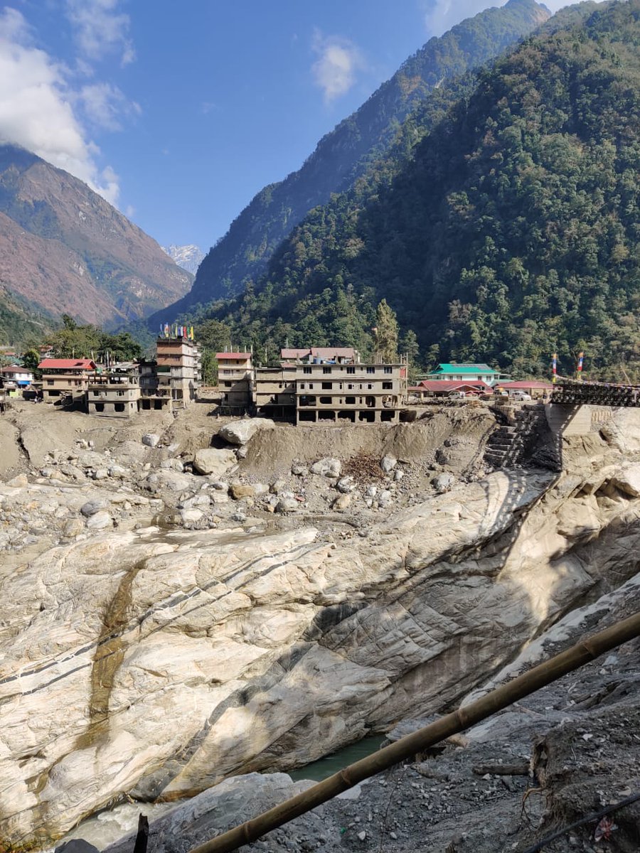 ndmaindia's tweet photo. The team visited, reviewed #Mangan, #Namchi, #Pakyong & #Gangtok districts and further called upon the Hon'ble Chief Minister Sikkim @PSTamangGolay.
#KnowYourNDMA
#SikkimPDNA https://t.co/jZxASK4OjY