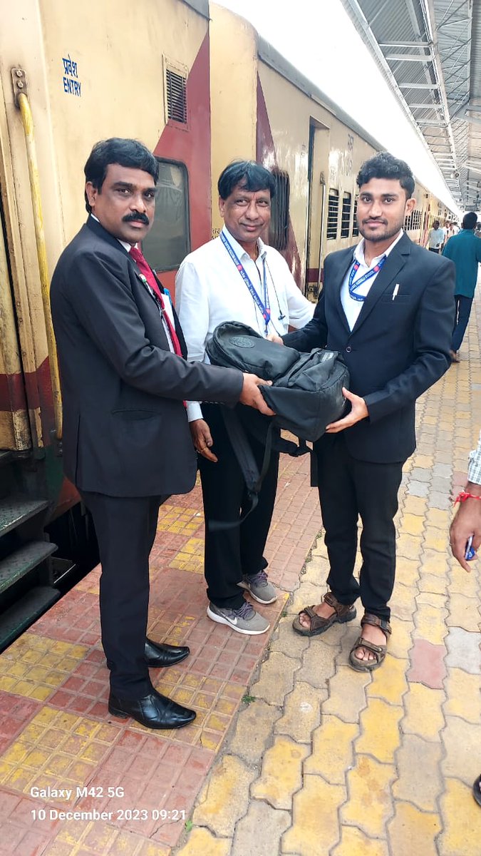 IrtcsoUBL's tweet photo. @drmubl @GMSWR @GSIRTCSO @irtcso @SrDCMUBL A passenger had left over his Laptop in https://t.co/YlPn647AZG.17225 today i.e.,10/12/23.wkng TTE'S Of UBL DEPO of the said train  Mr manohar &amp; Mr yesu Kumar h/o to KBL TC , later it was h/Io to the PSG safely. https://t.co/I0wb88QmFf
