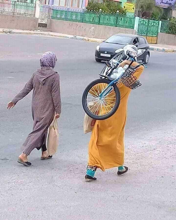 ShahBukhari555's tweet photo. وہ جانتی ہیں کہ اسے زمین پر چلا کر لے جانا کندھے پہ اٹھا کر لے جانے سے زیادہ آسان ہے لیکن بیٹے کو بالکل نئی سواری چاہیے تھی اس لیے ٹائروں کو مٹی بھی نہیں لگنے دی ہم پہ کچھ قرض ایسے بھی ہوتے ہیں جو زندگی بھر ادا نہیں ہو پاتے
 ماں ، باپ 🌹♥️ https://t.co/4YRkd7DCPY
