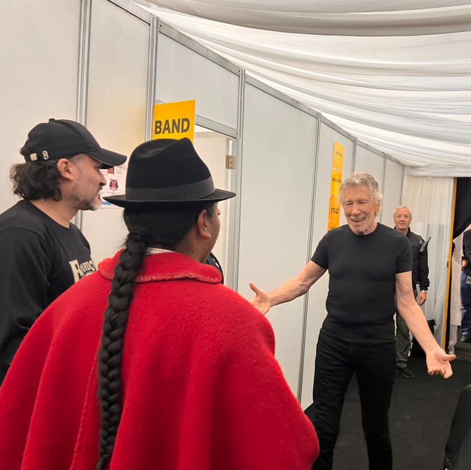 LeonidasIzaEc's tweet photo. La lucha también se ejerce a través de la música; es esto lo que nos pone en el mismo camino junto a referentes artísticos mundiales como #RogerWaters, cuya coherencia y consecuencia ha inspirado a generaciones. https://t.co/Kw7lS2pfKW