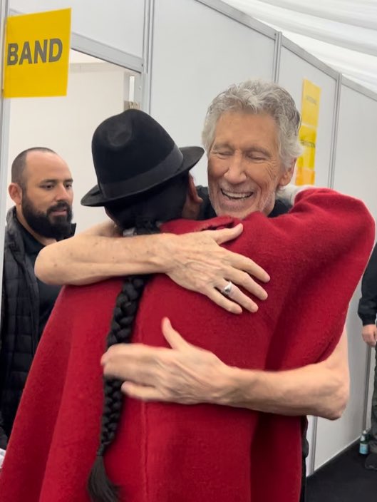 LeonidasIzaEc's tweet photo. La lucha también se ejerce a través de la música; es esto lo que nos pone en el mismo camino junto a referentes artísticos mundiales como #RogerWaters, cuya coherencia y consecuencia ha inspirado a generaciones. https://t.co/Kw7lS2pfKW