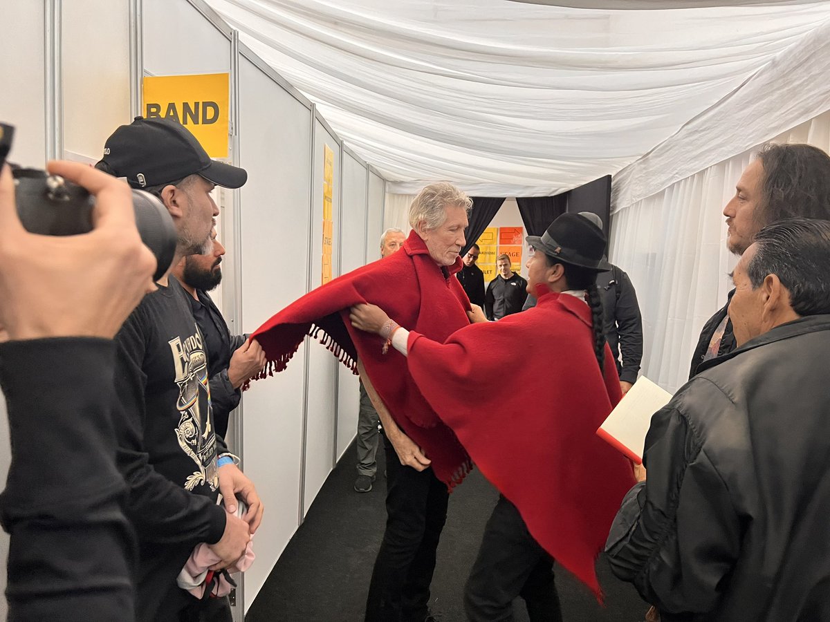 LeonidasIzaEc's tweet photo. La lucha también se ejerce a través de la música; es esto lo que nos pone en el mismo camino junto a referentes artísticos mundiales como #RogerWaters, cuya coherencia y consecuencia ha inspirado a generaciones. https://t.co/Kw7lS2pfKW