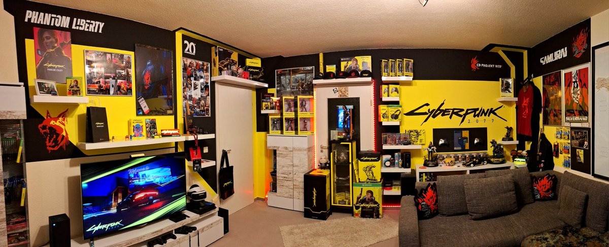 TRettsch's tweet photo. Zum dritten Geburtstag alles Gute @CyberpunkGame 😘
CDPR hat mit #Cyberpunk2077 wieder mal ein wahres Meisterwerk geschaffen das einen starken Einfluss hat... vor allem auf mein Wohnzimmer 😉
Danke auch für die Einladungen zu #20yearsofCDPR und der #PhantomLibertyTour ❤️💛
1/3 https://t.co/MAkozUvwPX