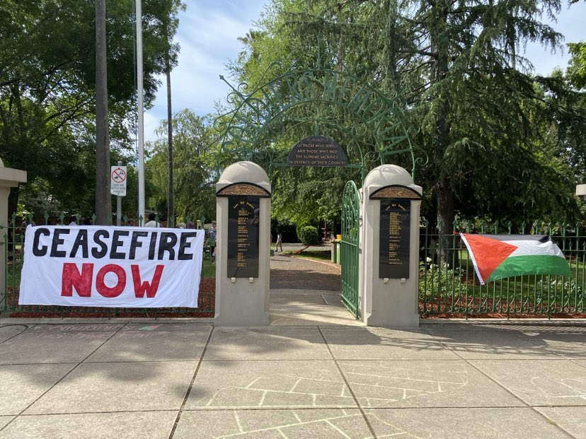 APAN4Palestine's tweet photo. Another tiny community - land of the Dhudhuroa people/Yackandandah in NE Victoria - showed up for the #nationaldayofactionforpalestine today! πππ
#CeaseFireNow #endthegenocide #FreePalestine #IStandWithPalestine #AndIVote https://t.co/TleB1n1oBH