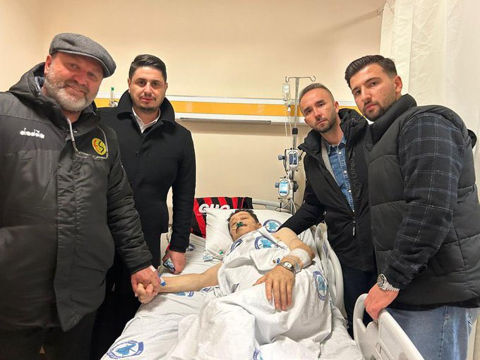 gsiverek91's tweet photo. Eskişehirsporda oynarken kulübümüzün aşçısı Hasan amcamız vardı,üzüntüyle vefatını öğrendim,mekanın cennet olsun çok yemeğini,ekmeğini yedik ustam,çok güzel insandın,hakkını helal et… https://t.co/lQEbHhuNki