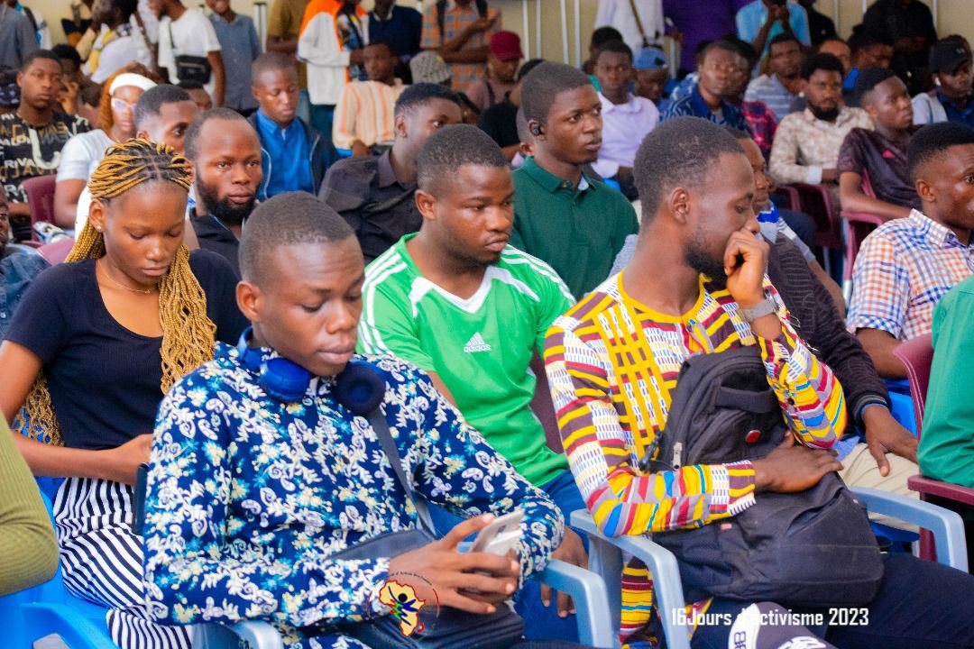 Maj_kinshasa1's tweet photo. #16joursdactivisme
En se référant au #PM , ratifier et publier dans le journal officiel de la RDC , le Vice President du @Maj_kinshasa1  informe aux étudiants de l’UPN sur l’accès aux soins complet d’avortement sécurisé tels que prescrit dans son article 14 2.c du #PM. 

@IPPFAR https://t.co/jsqfzNdqCp