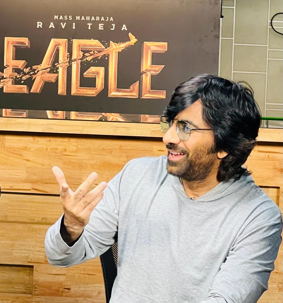 JominJo18409369's tweet photo. #Eagle Promotions π₯π₯π₯
@RaviTeja_offl π
#EAGLEonJan13th
#MassMahaRajaRaviTeja #MASSMAHARAJA #RaviTeja #RT4GM #RT4GMBlast #RT73 #RT74 #RT75 #AaduMacha #EAGLETeaser #PeopleMediaFactory https://t.co/72kH3maoOh