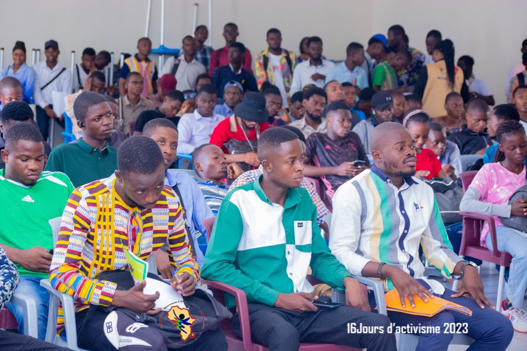 Maj_kinshasa1's tweet photo. #16joursdactivisme
Prenant parole comme l’un des intervenants du panel , la présidente du @Maj_kinshasa1 encourage les étudiant.e.s de l’UPN à dénoncer en cas de toute forme des violences basées sur les genres subit en milieu estudiantin. 

@MajRDCongo 
@abefnd_rdc 
@MdM_France https://t.co/YpnYHRGL89