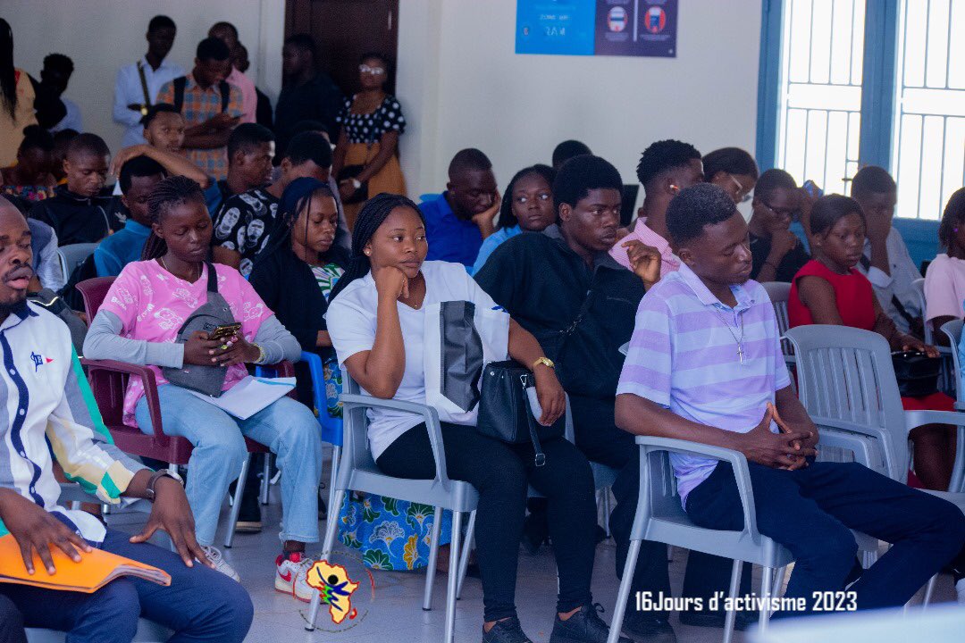 Maj_kinshasa1's tweet photo. #16joursdactivisme
Prenant parole comme l’un des intervenants du panel , la présidente du @Maj_kinshasa1 encourage les étudiant.e.s de l’UPN à dénoncer en cas de toute forme des violences basées sur les genres subit en milieu estudiantin. 

@MajRDCongo 
@abefnd_rdc 
@MdM_France https://t.co/YpnYHRGL89