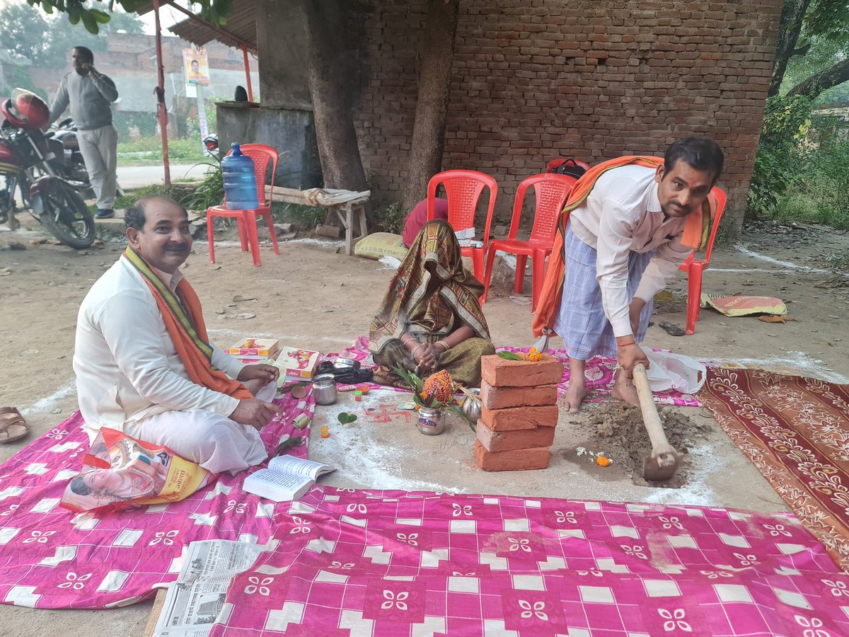 PMAYUBHADOHI's tweet photo. जनपद भदोही में विकसित भारत संकल्प यात्रा के अंतर्गत नगर पंचायत सुरियावा में आवास का भूमि पूजन कार्यक्रम किया गया। जिसमें नगर निकाय , डूडा के कर्मचारी एवं सभासदगण उपस्थित रहे।
#ViksitBharatSankalpYatra
#bhumipujan
#Pmayup
#Bhadohi
#upgovt
#suda
#duda https://t.co/LuXtQuaj7g