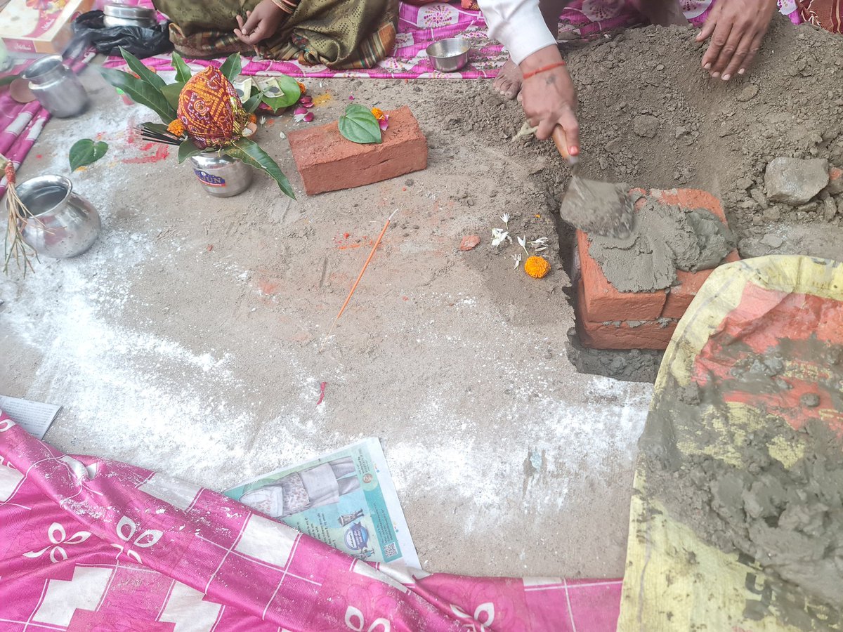 PMAYUBHADOHI's tweet photo. जनपद भदोही में विकसित भारत संकल्प यात्रा के अंतर्गत नगर पंचायत सुरियावा में आवास का भूमि पूजन कार्यक्रम किया गया। जिसमें नगर निकाय , डूडा के कर्मचारी एवं सभासदगण उपस्थित रहे।
#ViksitBharatSankalpYatra
#bhumipujan
#Pmayup
#Bhadohi
#upgovt
#suda
#duda https://t.co/LuXtQuaj7g