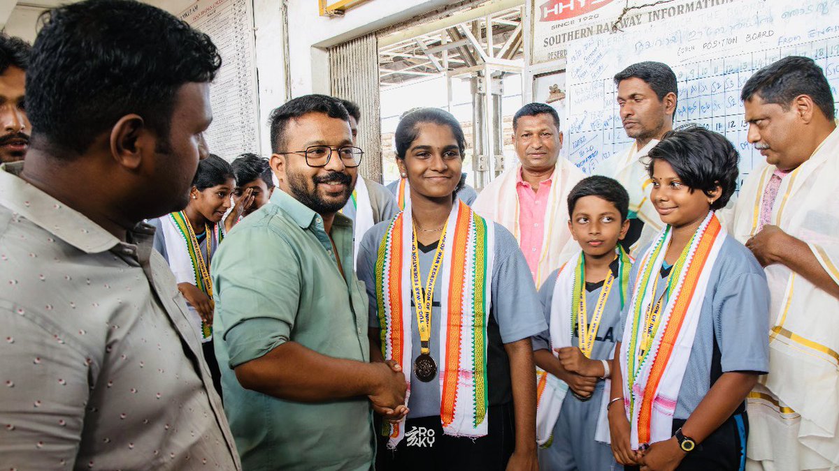 Aasifselection's tweet photo. മഹാരാഷ്ട്രയിൽ വെച്ച് നടന്ന ദേശീയ വടംവലി ചാമ്പ്യൻഷിപ്പിൽ കേരള ടീമിനെ പ്രതിനിധീകരിച്ച് കായംകുളത്തു നിന്നും പോയി മെഡൽ നേടിയ കായിക തരങ്ങളെയും, കോച്ചുമ്മാരെയും യൂത്ത് കോൺഗ്രസ് പത്തിയൂർ മണ്ഡലം കമ്മിറ്റിയുടെ നേതൃത്വത്തിൽ കായംകുളം റെയിൽവേ സ്റ്റേഷനിൽ സ്വീകരണം നൽകി.  @IYC @IYC https://t.co/AsjHPygTwS