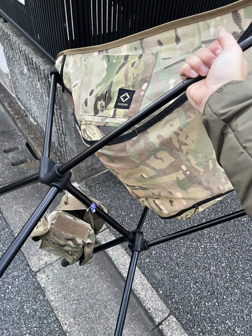 トレファクにほぼ新品のヘリノックスのタクティカルサンセットチェアが12000で投げ売りされてたから思わず買っちゃったんだけど、店員さんにシールだけ貼られて「このままのお渡しです〜」ってマジでこのままの状態で渡されて笑いを堪えるのに必死だった。