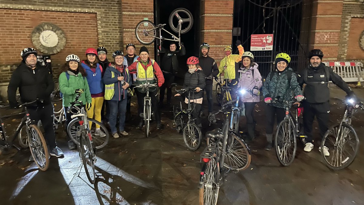 Our club’s annual Christmas Lights bike ride dazzled the city two days ago. Thanks to our fantastic ride leaders @davidfhilliard and @Elaeagnus Gonul for navigating us through the festive lights. 🎄🚲🌟 Londra Bisiklet Kulübü ( aka London Cycling Club ) #londoncycling…