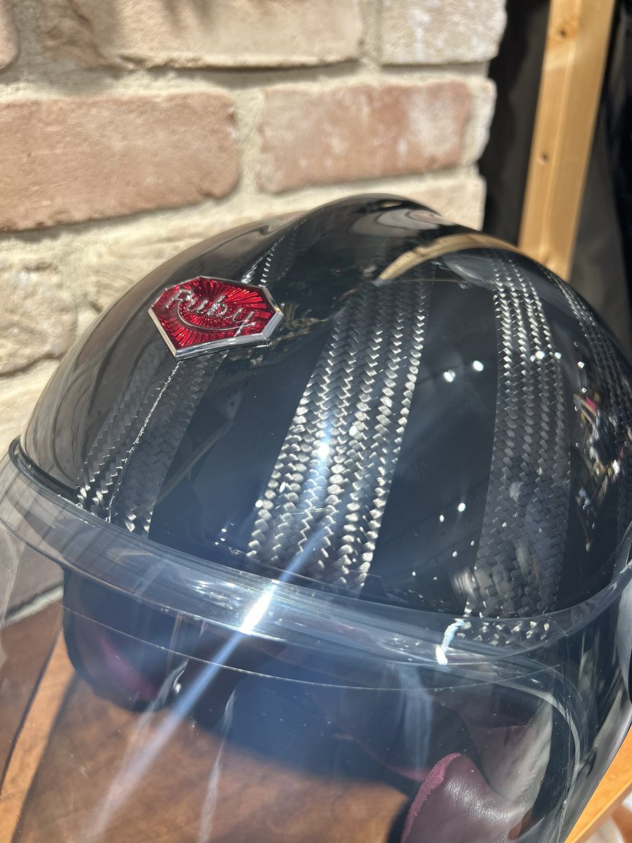 Motori_ginza's tweet photo. 銀座店に“GINZA”が入荷✔︎✔︎
Ruby Helmetは“Shibuya”や“Ebisu”など東京の地名をネーミングしてあるデザインがあり、ユニークです🇫🇷✨
是非店頭でご覧下さい!
#ruby #rubyhelmet #ヘルメット #motorimoda #motorimodaginza https://t.co/Fr8L4DQJug
