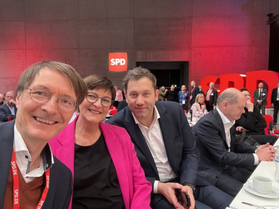 <a href="/rosenbusch_/">henning rosenbusch</a> Vorbildlich, wie sie alle beim #SPDbpt23 auf ihren #Gesundheitsminister gehört haben 😂🤡