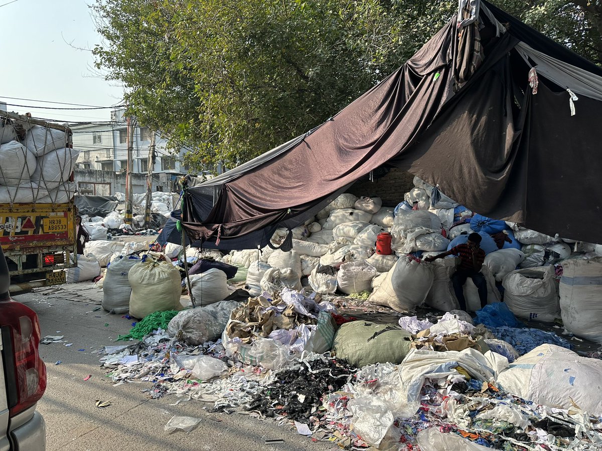 talhaha60067859's tweet photo. @MCD_Delhi The condition of Okhla Industrial Area Phase-2 is concerning, with encroachment reaching its peak. This reflects challenges in the functioning of the Delhi Municipal Corporation (MCD). This isn't an industrial area; it's called Katran Market https://t.co/Kcd0Friy7G