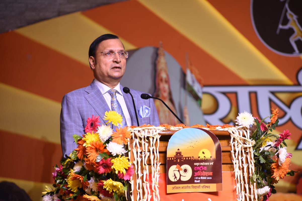 स्व. अरुण जेटली ने मेरी 5 रुपये फीस भरने के बाद मुझे विजय गोयल जी से मिलवाया और कई सालों तक उनके स्कूटर की पिछली सीट मेरे लिए रिजर्व रही। 

- श्री <a href="/RajatSharmaLive/">Rajat Sharma</a> (अध्यक्ष एवं मुख्य संपादक, इंडिया टीवी) 

#YouthAward2023 #69thABVPConf #ABVP #ABVP75