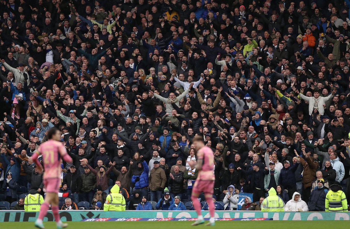 LeedsEverywhere's tweet photo. Not a single person filming 😍 #LUFC 💛🤍💙 https://t.co/IWFphESzEK