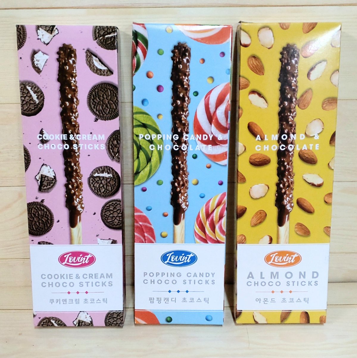 hiromi_boochan's tweet photo. 約20cmのサクサクのビスケットを甘いチョコでコーティングしたジャイアントチョコスティックだよ〜🎄✨ポッピンキャンディ、クッキー&クリーム、アーモンドの3種類あります🤗
各18g×3本入
#Lovint
#ロヴィント
#ジャイアントチョコスティック https://t.co/HTRLaIpoQc