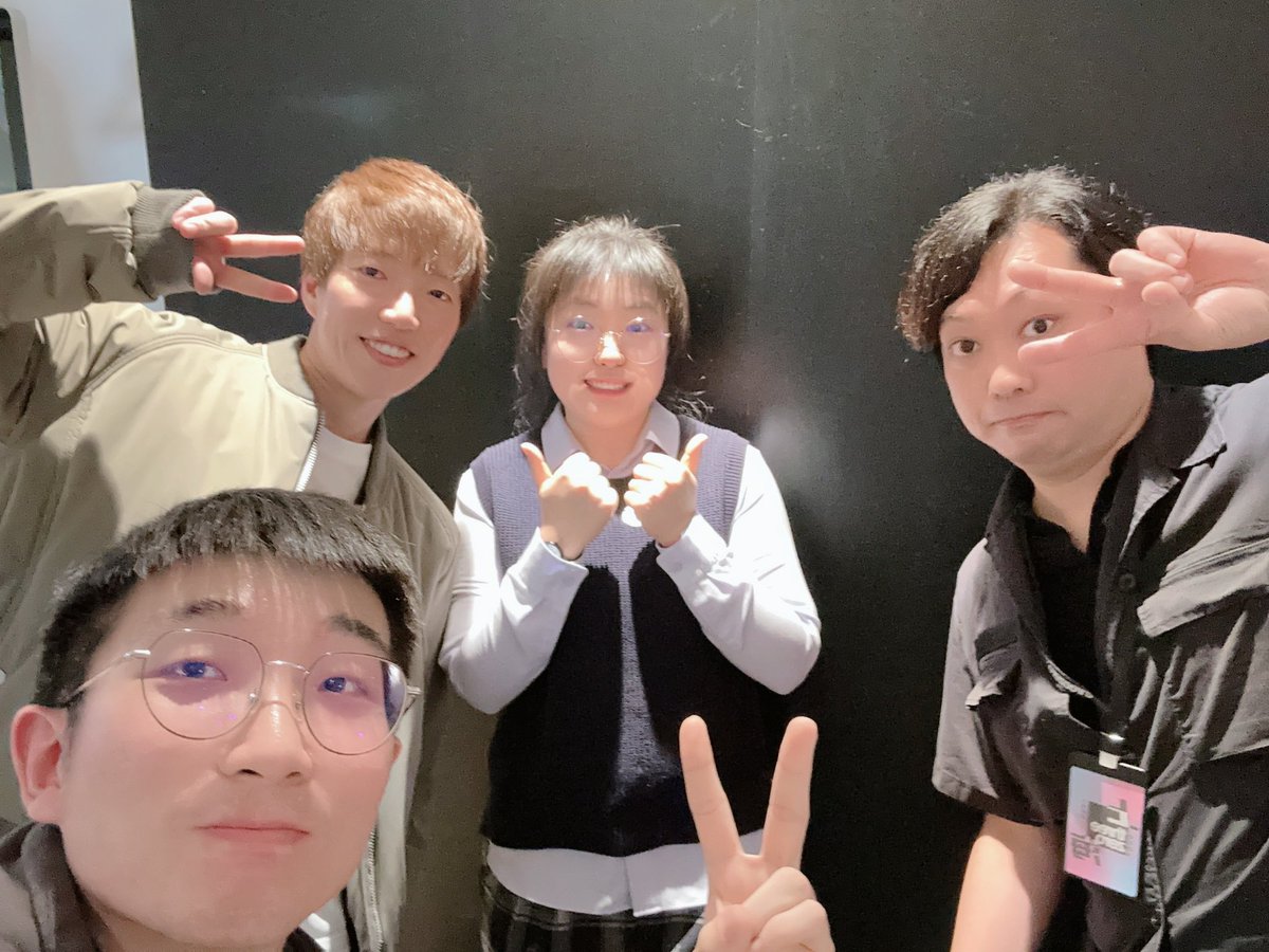 _StarUniverse's tweet photo. 和老师合影 上海展！先生と写真を撮ります https://t.co/bpdmESdOVj