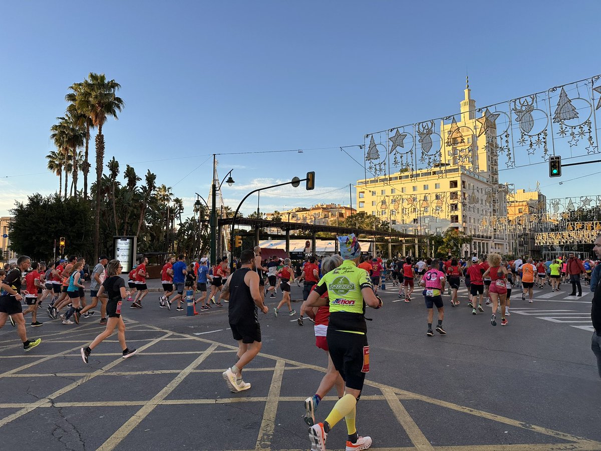 Hans Christian Andersen has a prime spot for watching the Málaga Marathon this morning. Runners still streaming through 10 minutes after the start of the race…only one missing is @travelexx! 😉 #SundayFunday