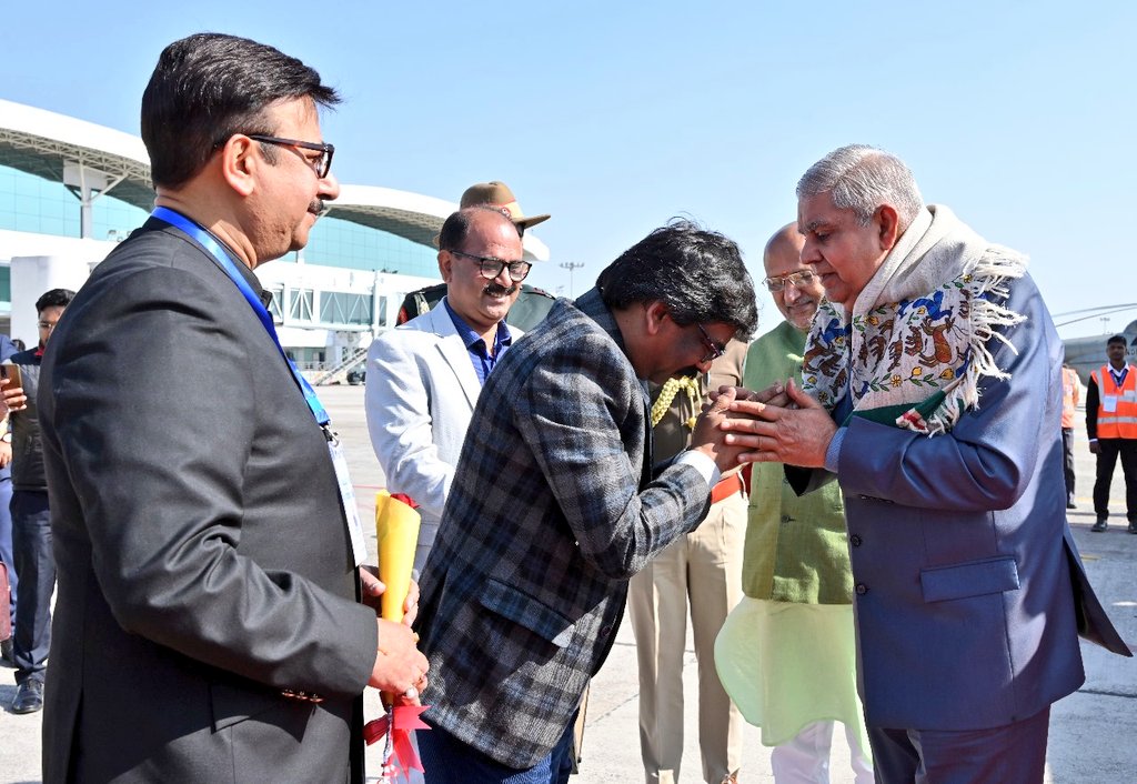 उपराष्ट्रपति का झारखंड के गवर्नर और मुख्यमंत्री ने किया स्वागत, एयरपोर्ट पर… - The Vice President was welcomed by the Governor and Chief Minister of Jharkhand, at the airport…