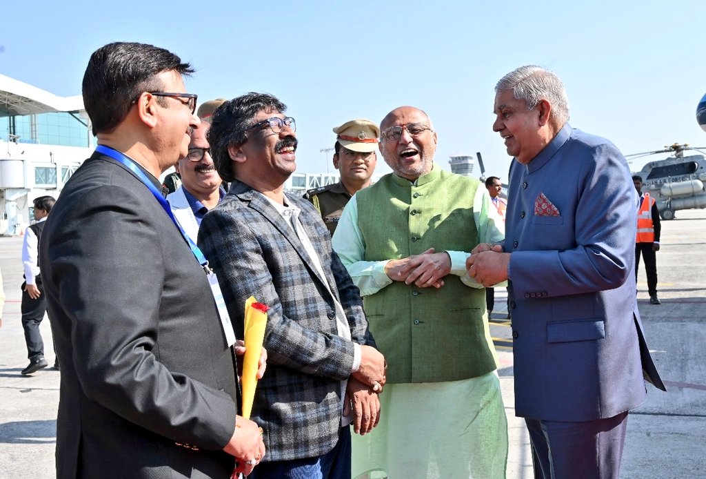 उपराष्ट्रपति का झारखंड के गवर्नर और मुख्यमंत्री ने किया स्वागत, एयरपोर्ट पर… - The Vice President was welcomed by the Governor and Chief Minister of Jharkhand, at the airport…