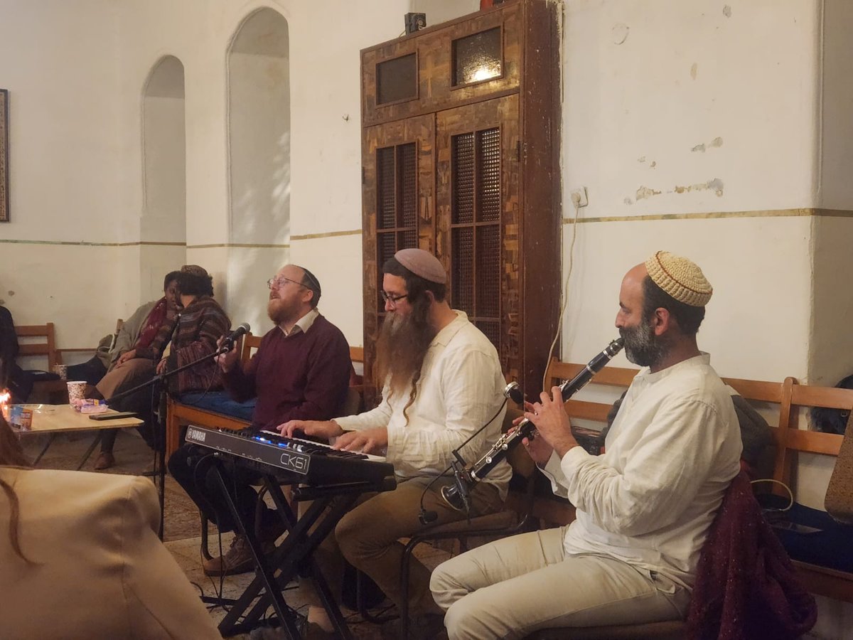 hagitmoshe's tweet photo. ערב ניגונים, עם ברל'ה קרומבי וחברים, של מחלקת הקהילות בעיריה, בבית כנסת אוהבי ציון (הבנאים), בנחלאות. חוויה נוגעת ללב היהודי. התרגשנו.
חג חנוכה שמח 🕎 https://t.co/7u8oC067S9