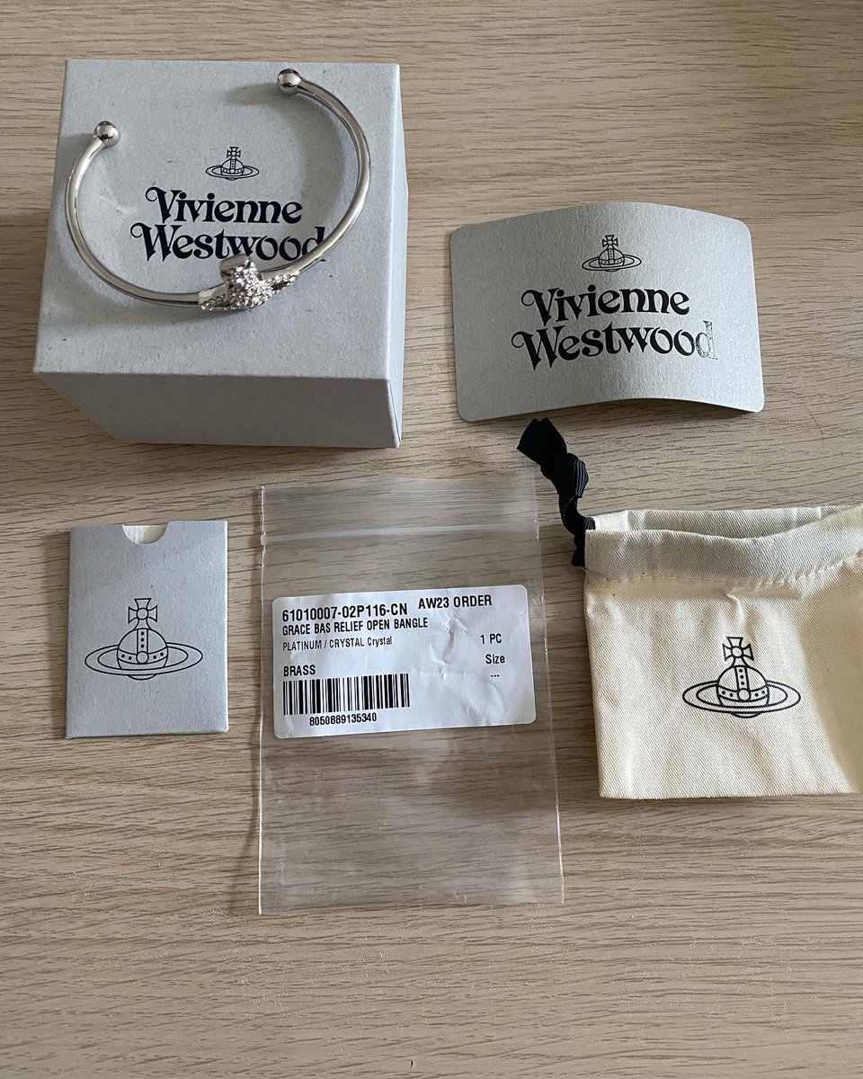 ginggabell_'s tweet photo. Grace bas relief open bangle 🪐 (Newไม่เคยใส่)
Special price : 8600 thb (Free shipping🚚)
Pre from UK 🇬🇧

#viviennewestwood #viviennewestwoodthailand #วิเวียนเวสต์วูด #viviennewestwoodthailandพร้อมส่ง #viviennewestwoodth #วิเวียนมือสองของแท้ #กำไลวิเวียน #สร้อยวิเวียนเวสต์วูด https://t.co/405FACFweD